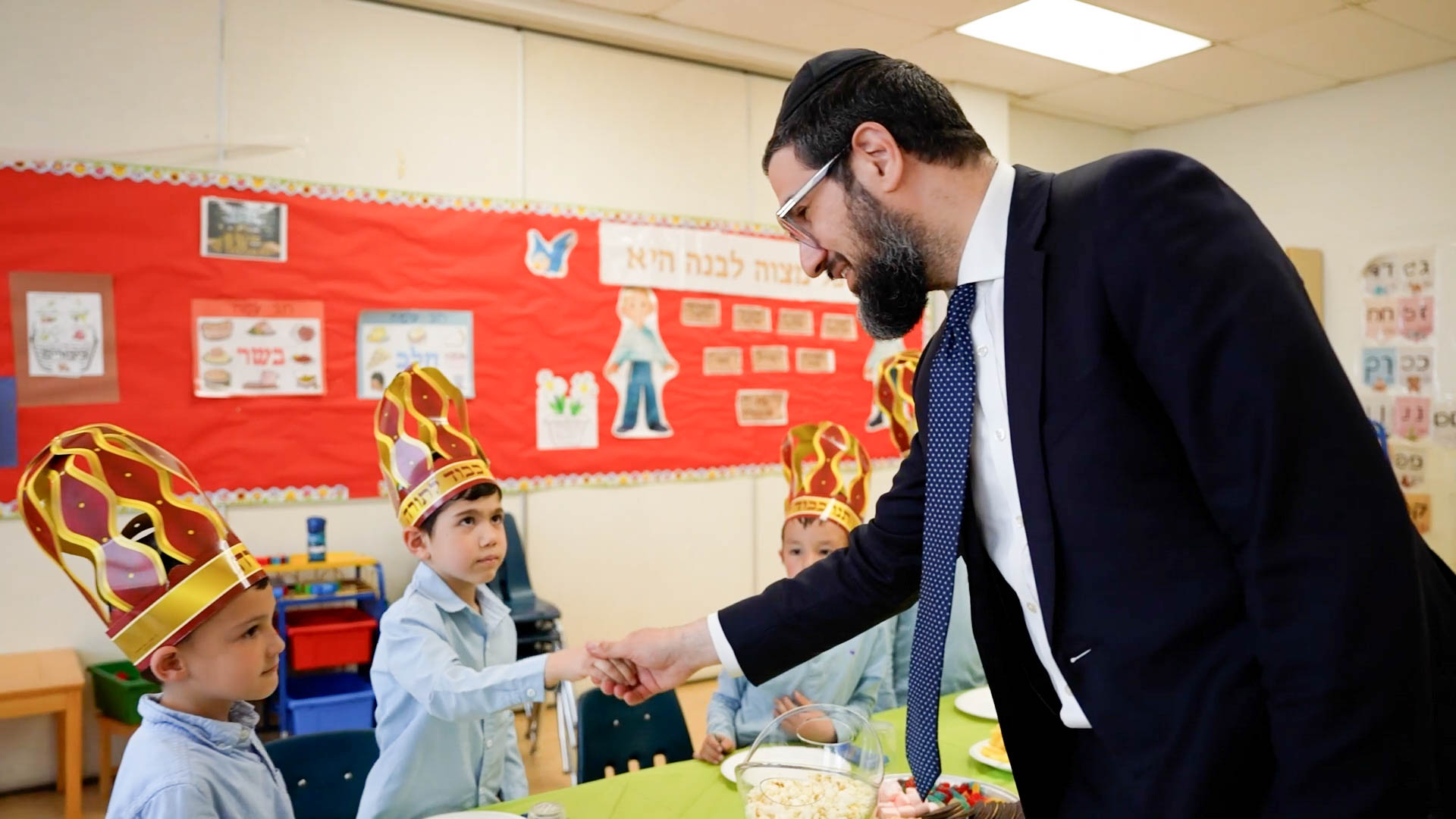 Rabbi Azoulay welcoming students